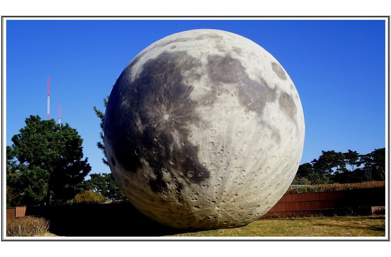 쟁반 같이 둥근달 (조형물 )