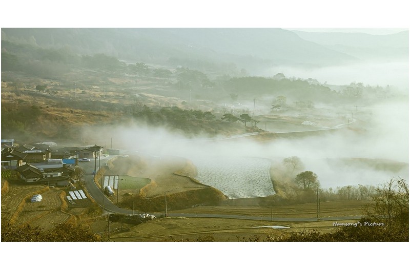산골 마을 앞 풍경 --------