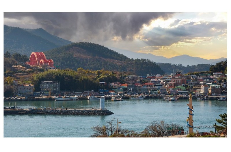 바닷가의 마을 풍경 ----