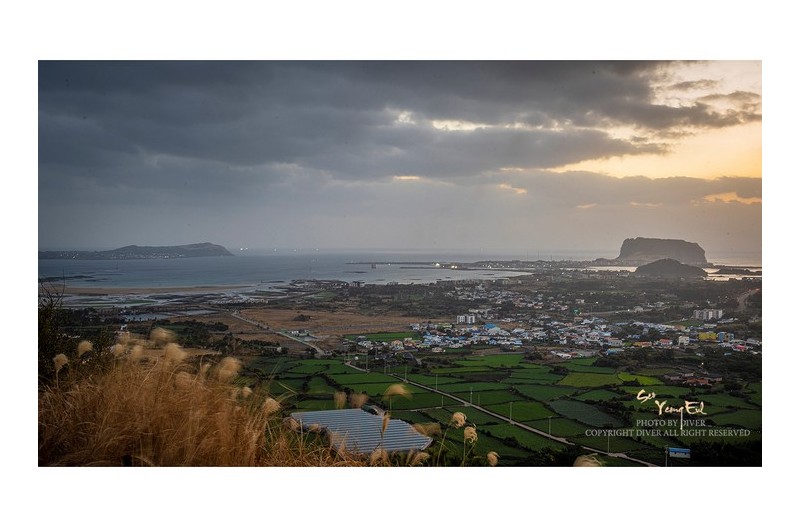 성산일출봉을 바라보며