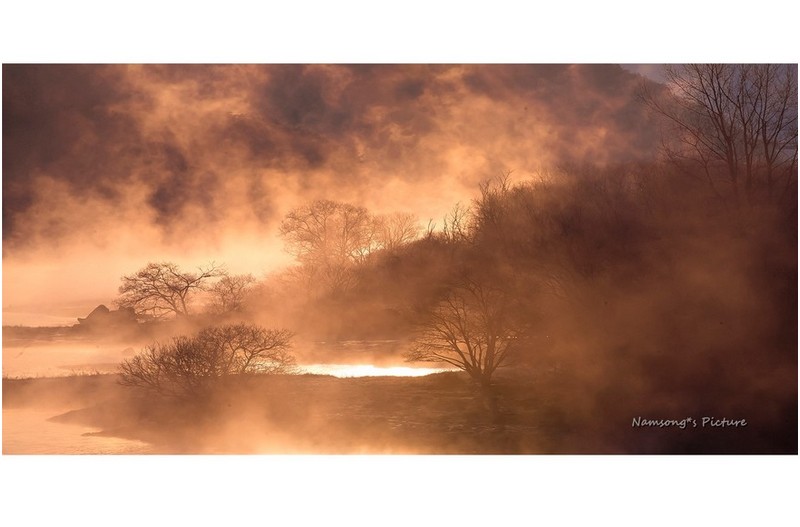물안개 피어오르는 호숫가의 아침