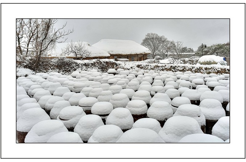 눈덮힌장독대,,.