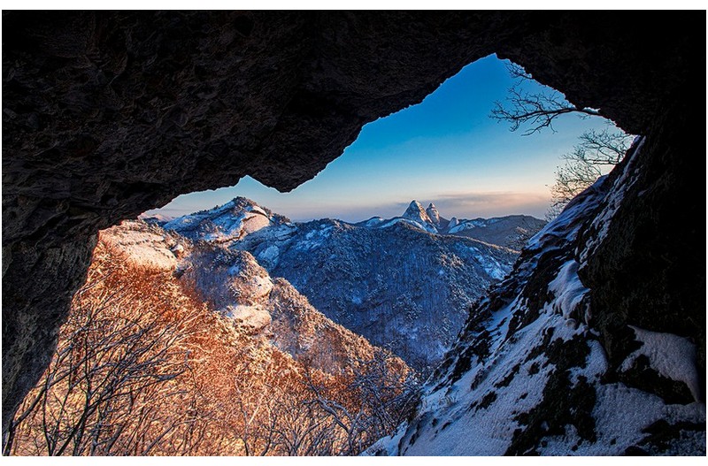 동굴에서 바라보는 마이산