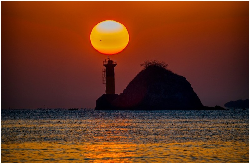 등대 일출