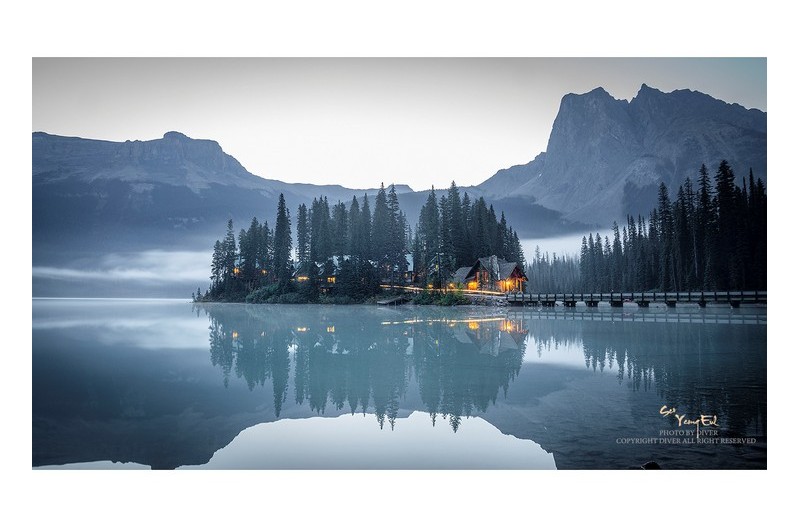 잔잔한 호수의 아침에