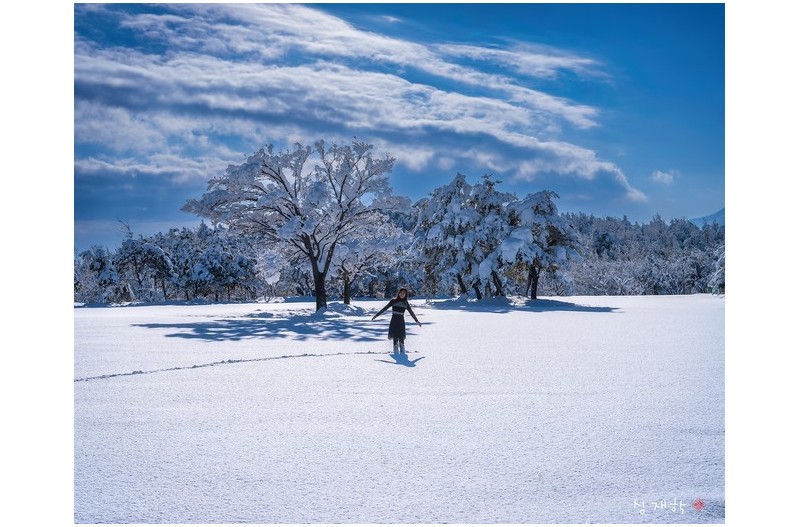 하얀 눈을 밟으며...