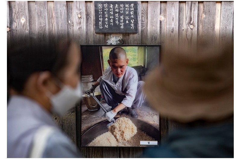 두 시선이 멈추는....