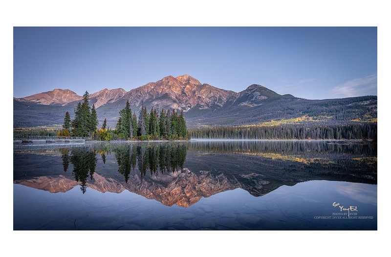 찬란한 호수의 아침