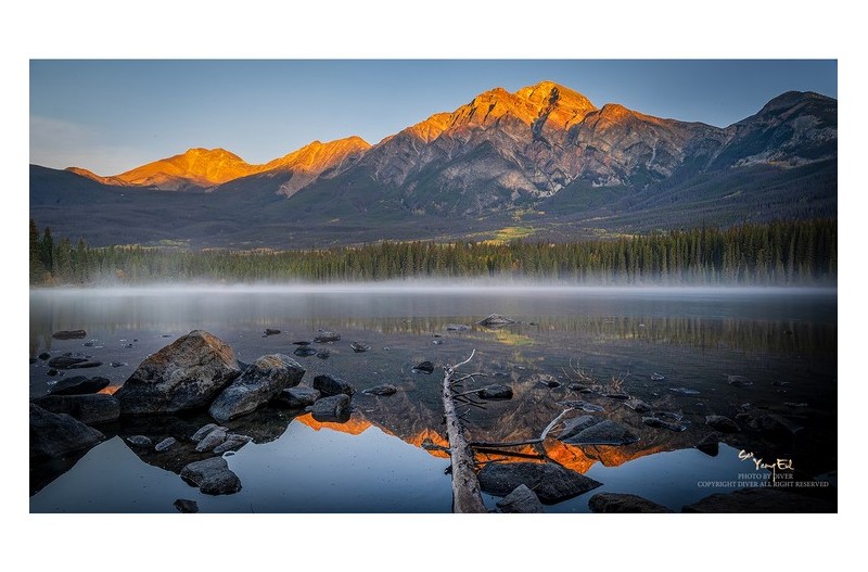 호수에 강렬한 아침빛이