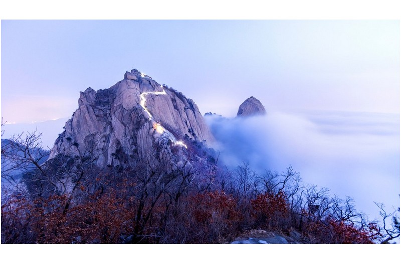 백운대 오르는 산객들...