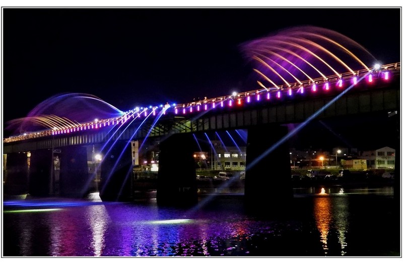 월화교 분수 조명