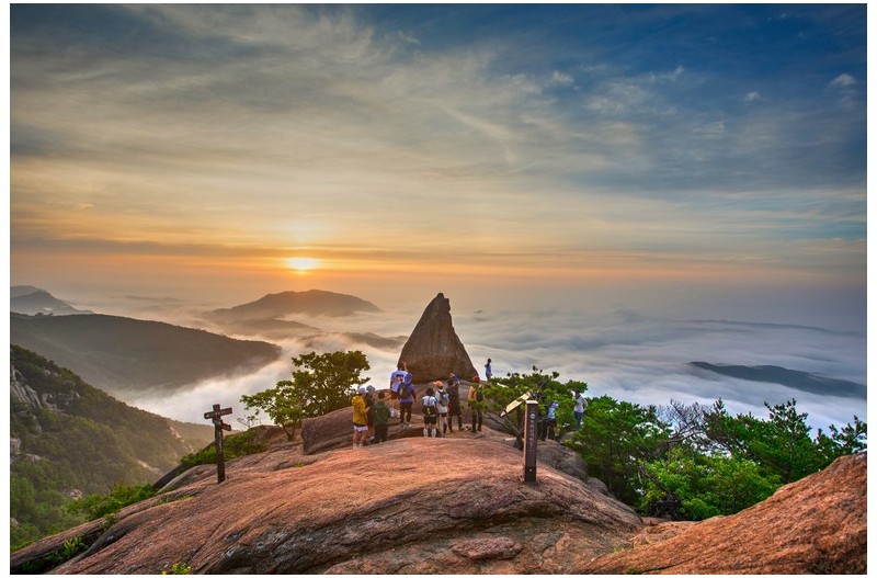 구름 위를 산책 하는 사람들