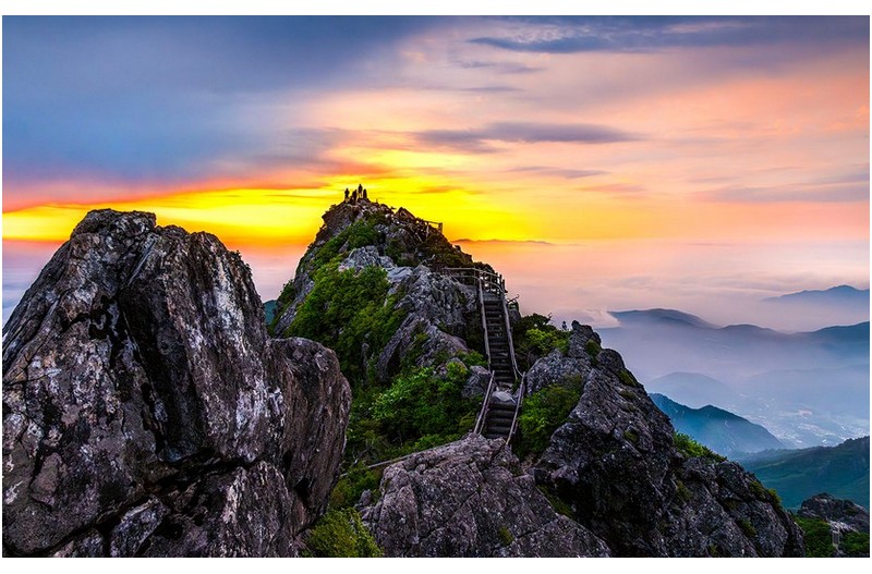 일출을 즐기는 사람들