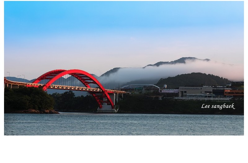 해무가 밀려오는 사천대교