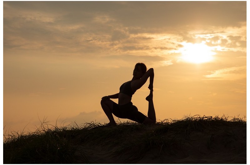 석양빛에 요가 하는 여인