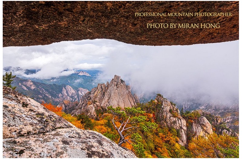 바위틈 사이로 보이는 범봉