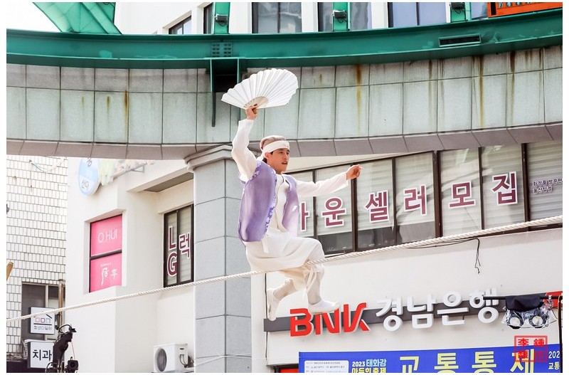 어름사니의 곡예