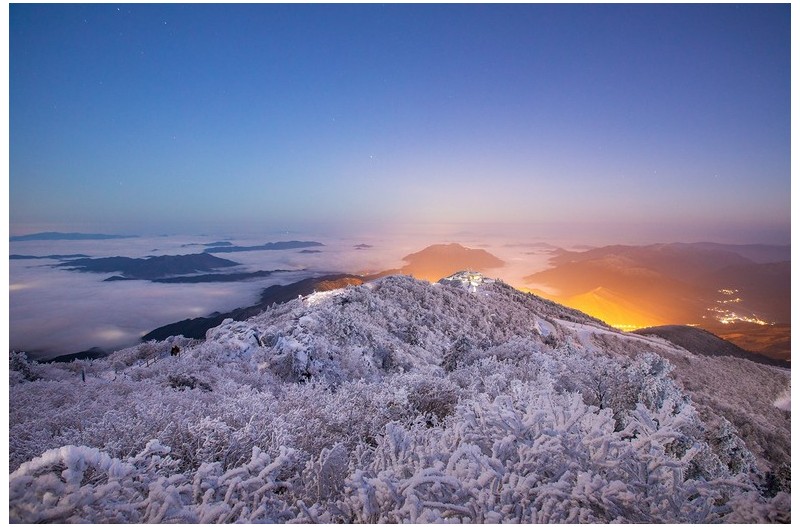 설산의 새벽 풍경