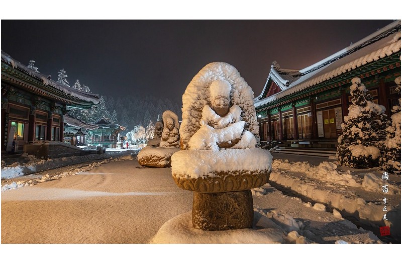 눈내린 사찰의 새벽