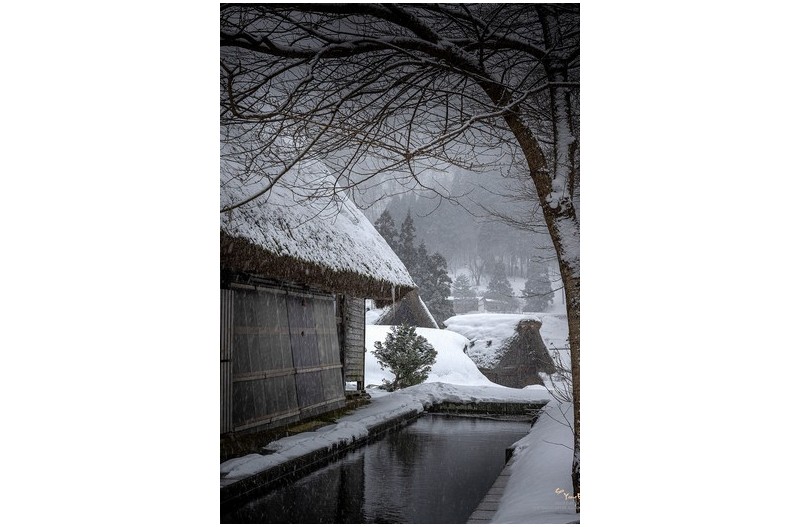 전통마을의 설경