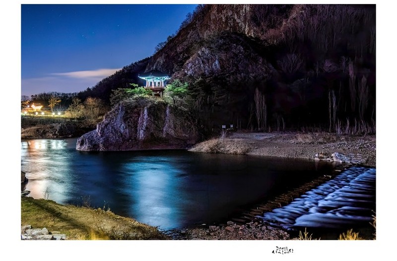 밤에 보는 월류봉