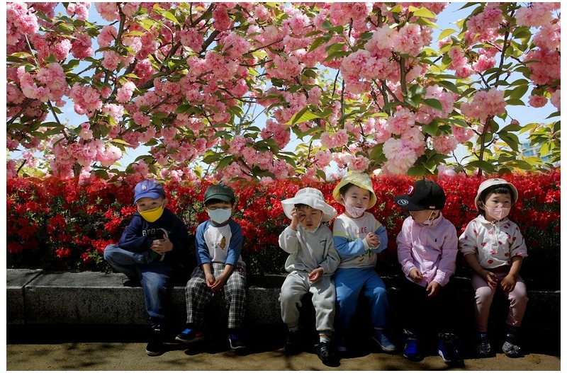 겹벚꽃 아래서 ...