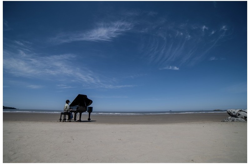 피아노 소리는 파도를 타고...