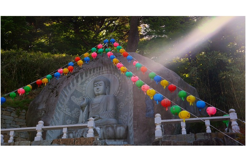 석불에 비치는 빛