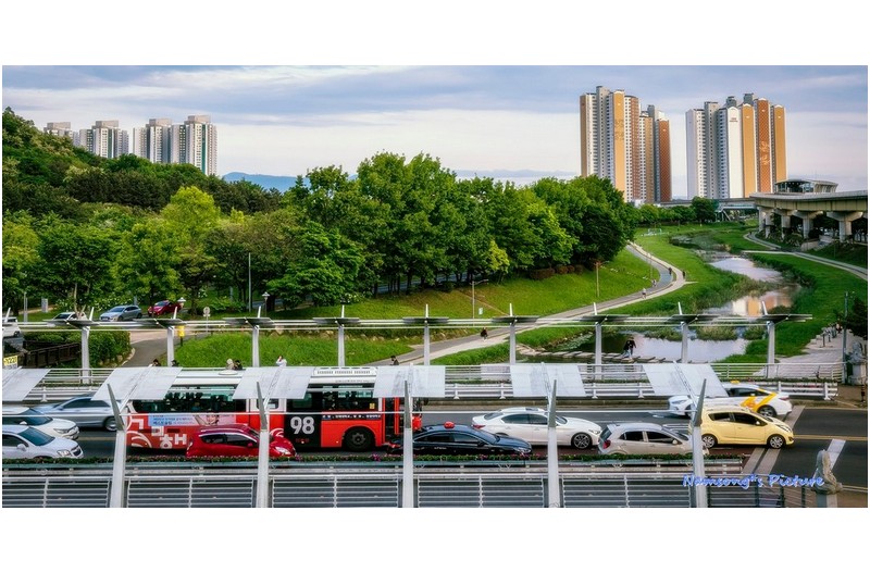 해반천이 보이는 거리의 풍경 ---