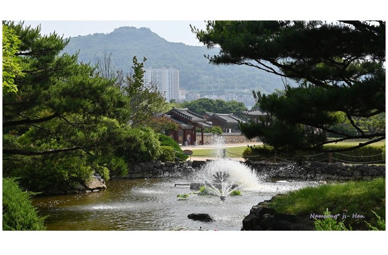 수로왕릉의 뜰에서 ------