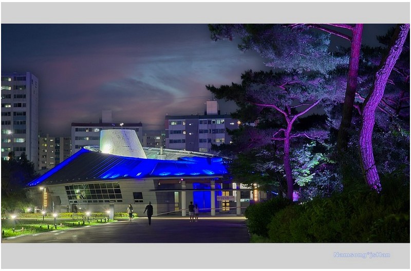 대성동 고분 박물관의 야경  -----