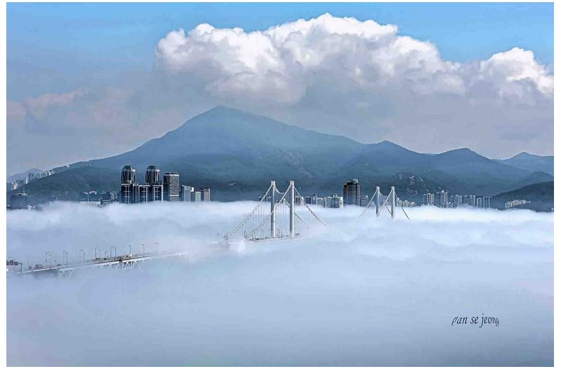 해무가덮은광안대교