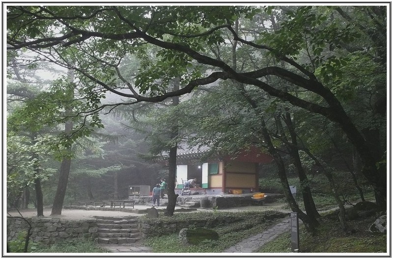 안개 속 국사성황당 과 산신각