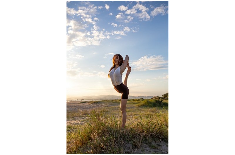 노을빛에 요가 강사