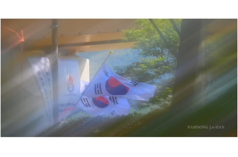 예사롭게 보이지 않던 태극기 -----