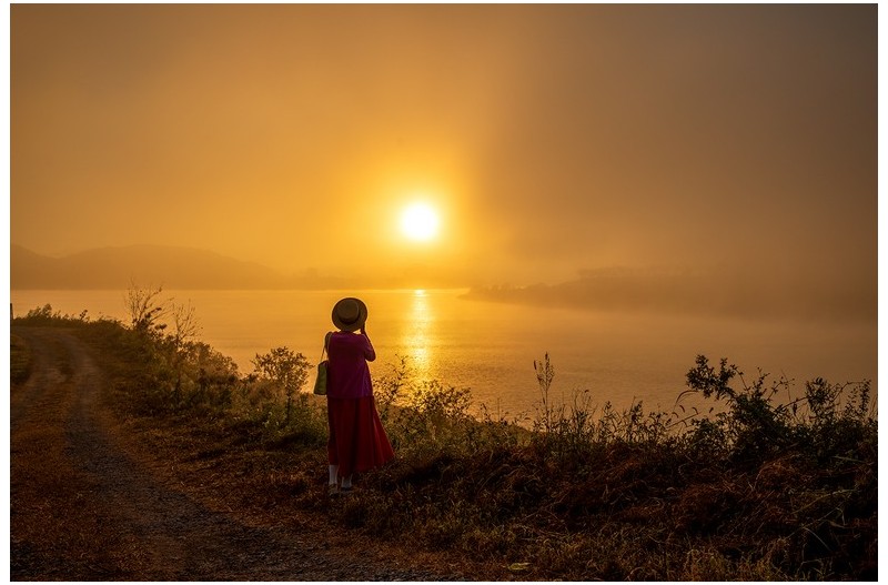 물안개 피는 강가에서