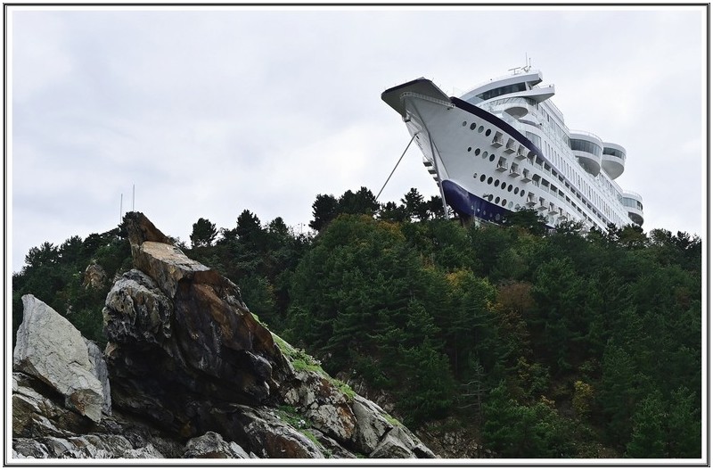 썬 크루즈 와 조형 물 인어상