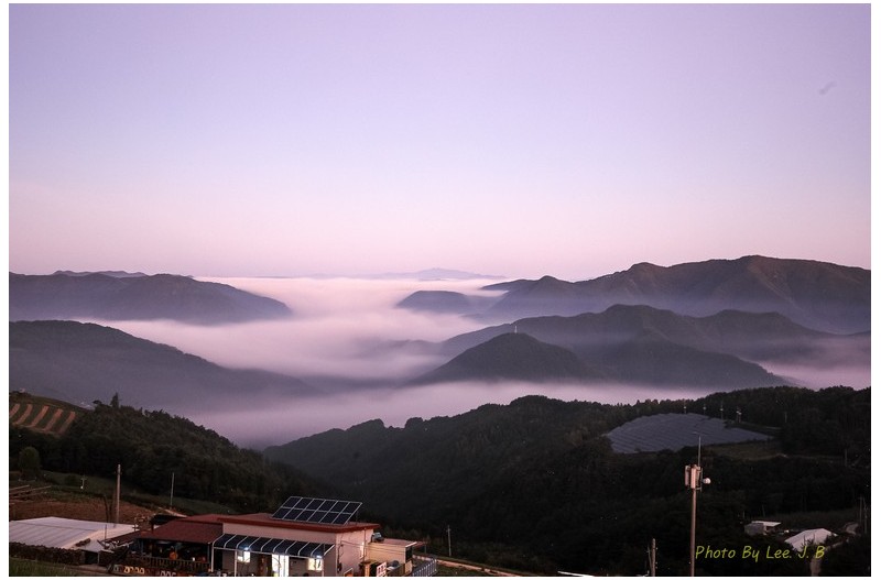 흘러가는 구름 벗을 삼아