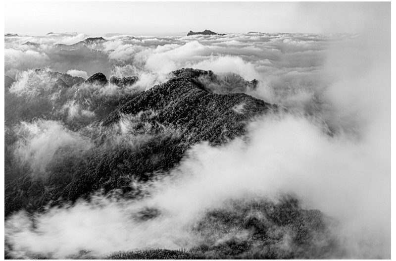 덕주능선 뒤로는