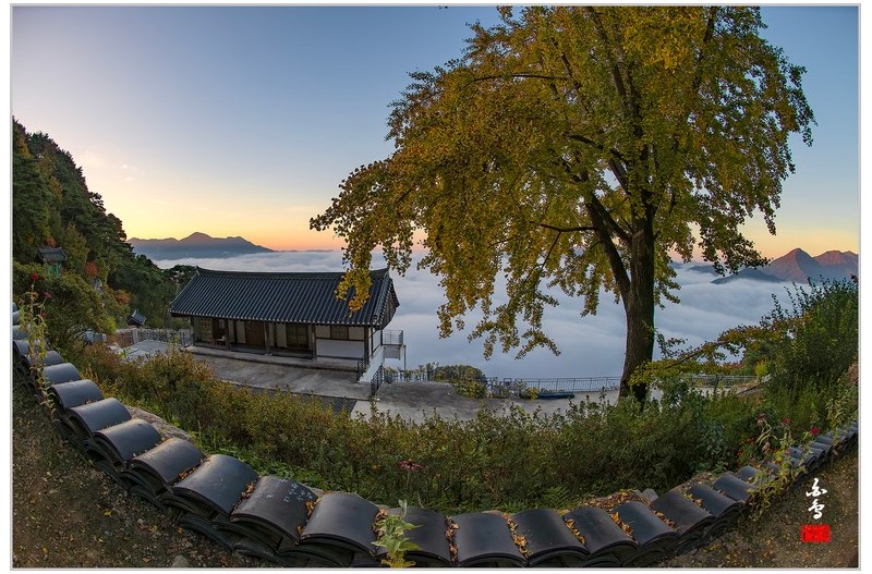 운해가 드리운 사찰