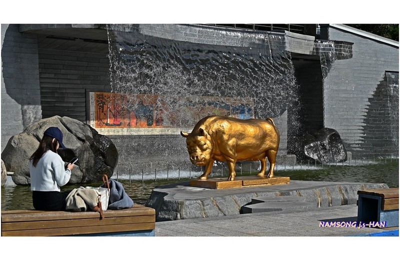 조형물 전시장의 풍경 ---