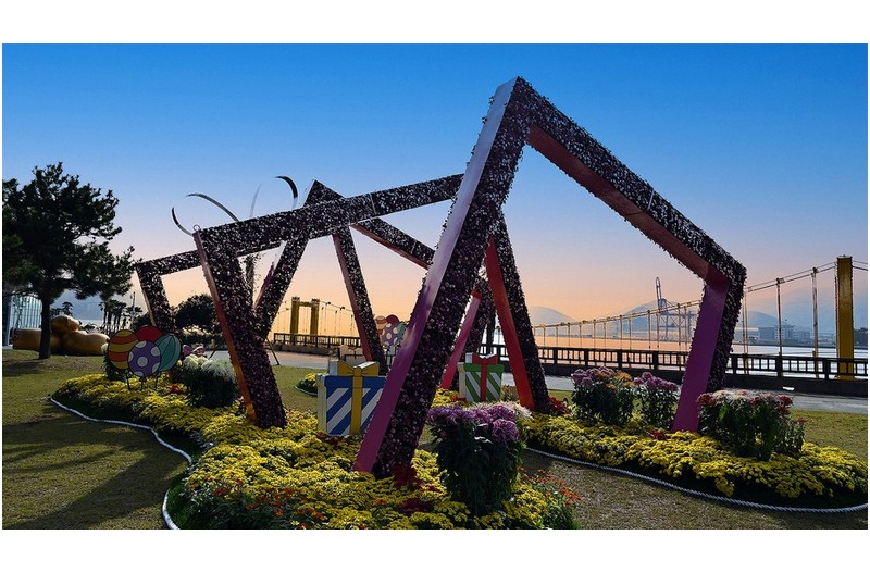 꽃밭의 조형물 ---