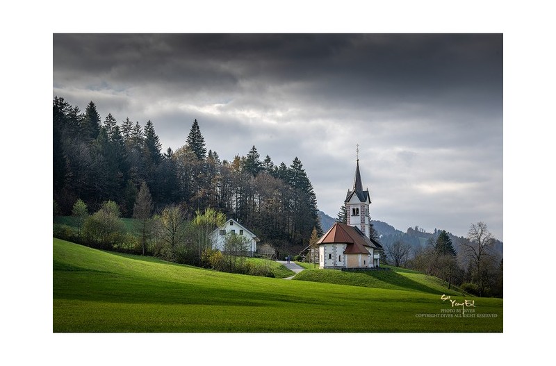 성당의 종소리가 들리는