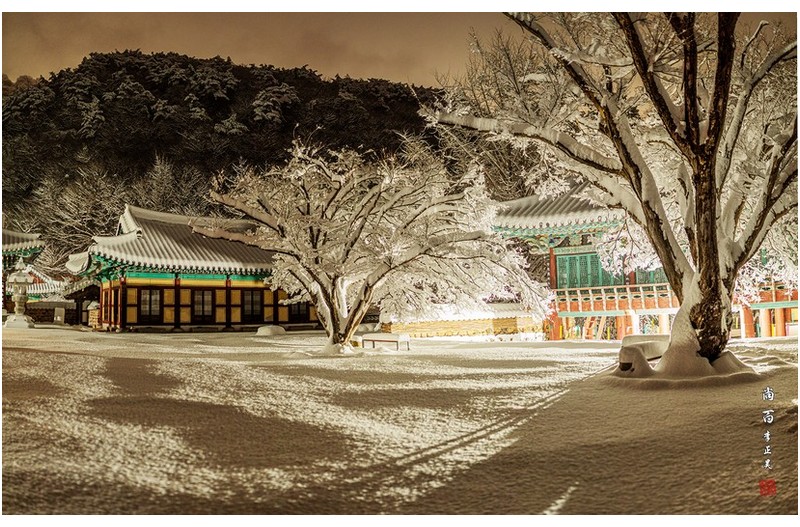 산사 에 눈 내리는 새벽