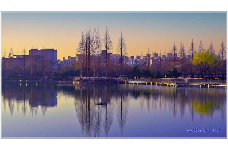 고요한 호수가의 풍경 -----