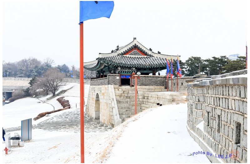 눈 내린 수원화성