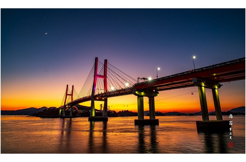 노을빛속의 초생달