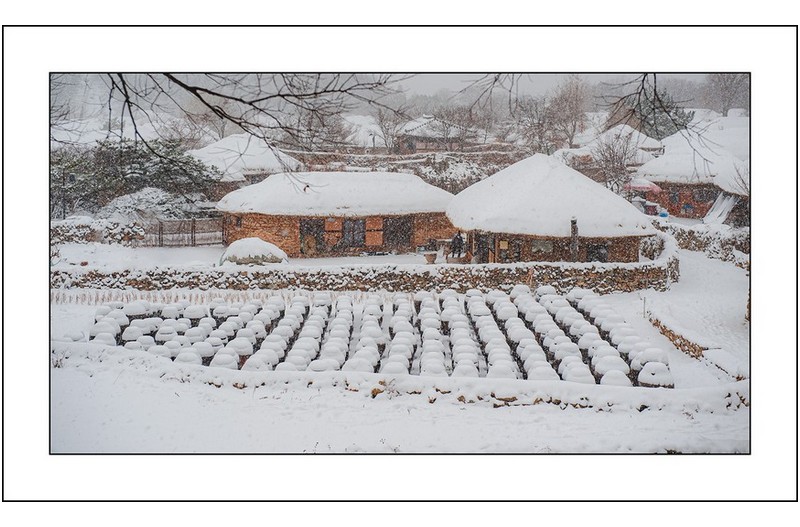 눈덮힌 장독대...