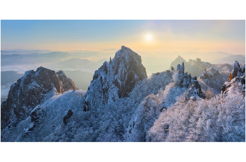 절벽에서 사진찍는 남자