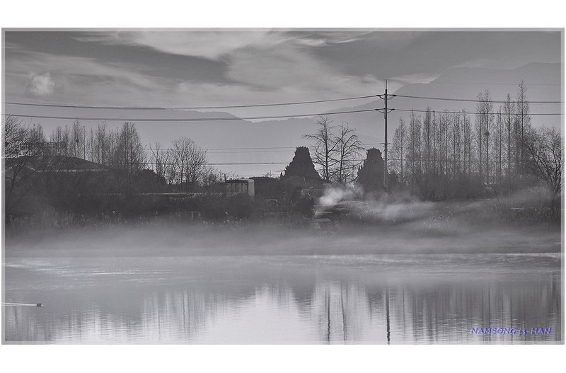 강가의 아침 풍경 ---